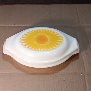 1 Qt. Vintage Pyrex Oval Casserole "Sunflower Daisy" 7 3/4" X 11"